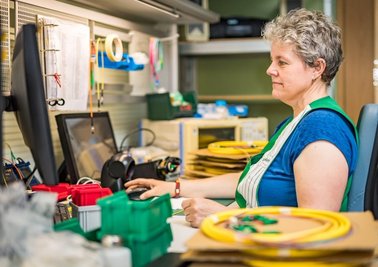 Heike Gundermann arbeitet in der Endkontrolle bei Sachsenkabel. 