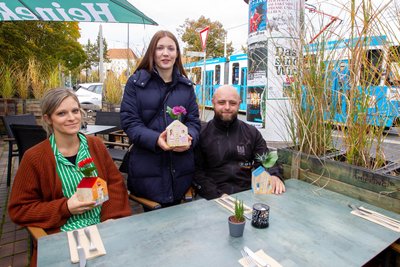 2021 für Außenflächen ihrer Geschäfte ausgezeichnet: Jaqueline Hof, Caroline Lange und Gastrofabrik-Inhaber Manuel Bendig.