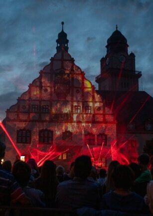 900 Jahre Plauen: Ein Stadtfest fürs Geschichtsbuch - Auch wenn es so aussah: Das Plauener Rathaus brannte nicht. Für die Effekte sorgte eine Multimediashow.