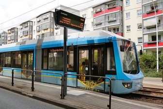91-Jährige stürzt in Straßenbahn - In einer Straßenbahn der Linie 4 ist eine 91-Jährige gestürzt.