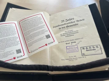 Eines von drei Büchern, die einst aus der Chemnitzer Gewerkschaftsbibliothek von Nationalsozialisten geraubt und nun restituiert wurden. 