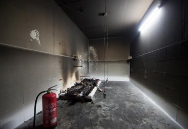 Schmiedeberg im Osterzgebirge am 18. August 2016: In diesem Raum wurde der Feuertod des Afrikaners Oury Jalloh nachgestellt. Der mit Sensoren, Schweinehaut und Fett versehene Dummy ist nach dem Brandversuch noch in Teilen erhalten. Passte das Ergebnis nicht ins Bild der Ermittler?