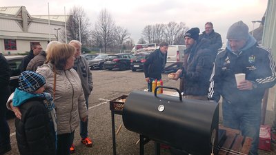 Der derzeit verletzte Mannschaftskapitän Marc Endres (2. v. r.) und Sportvorstand Steffen Ziffert (r.) grillten am Freitag für Fans.