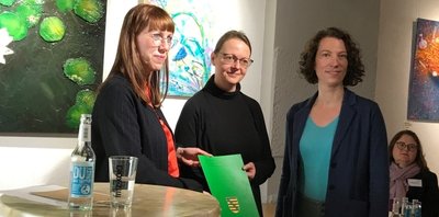 Die "Alte Brauerei" wird ein neues Demokratie-Projekt starten. Am Mittwoch übergab Staatsministerin Katja Meier den Förderbescheid an Geschäftsführerin Madeleine Tost und Projektleiterin Nathalie Senf (v. l.)
