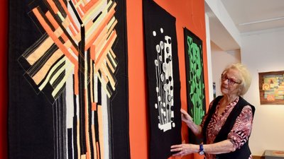 Die Limbacher Textilkünstlerin Gudrun Schmidt. Im Esche-Museum wird am heutigen Donnerstag ihre Ausstellung "Retrospektive" eröffnet. Knapp 50 Werke zeigen die Stationen ihres jahrzehntelangen künstlerischen Schaffens. 