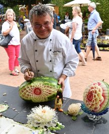 Arthur Felgner zeigte als Dozent für asiatische Gemüse- und Fruchtschnitzkunst sein Können in Lichtenwalde. 