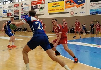 Aufsteiger ZHC Grubenlampe - hier mit John Kretzschmar (re.) gegen HC-Spieler Lukas Zauber (am Ball) - unterlag im Derby deutlich. 