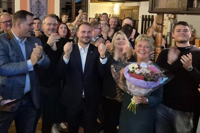 Philipp Preißler (Bildmitte) erhielt zur OB-Wahl im Herbst die meisten Stimmen (Foto von der Wahlparty in Halsbach). Doch wann kann er das Amt antreten?