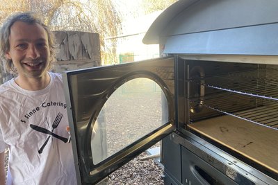Schwört auf seinen Holzbackofen: „5 Sinne“-Caterer Björn Neudel.