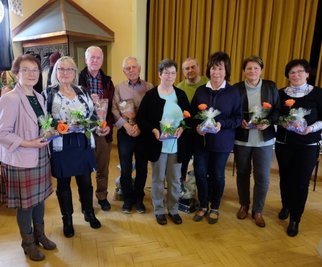 Der neue Vorstand der Oelsnitzer Wandersperken. Von links: Birgit Haymann (Schatzmeisterin), Ines Schneider (Kultur), Ulrich Müller (Öffentlichkeitsarbeit), Rainer Petzold (Organisation/Technik), Margit Gerstner (Kassenwart), Werner Scherzer (2. Vorsitzender), Martina Müller (Schriftführerin/Wanderwart), Karin Hanitzsch (Finanzen/Wandern) und Annerose Henkel (Kassenwart). 