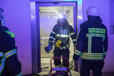 Die Feuerwehr bei der Löschung des Brandes in der Obermarkt-Toilette.