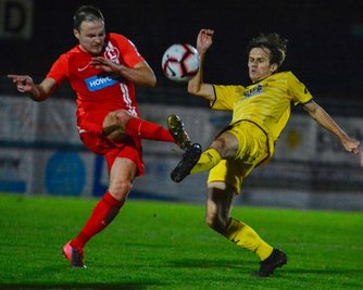 Er kann auch mal Härte zeigen: Auerbachs Ondrej Brejcha (rechts) sah nach diesem Zweikampf die gelbe Karte und erzielte wenig später den Treffer zum 1:1-Unentschieden beim SV Lichtenberg. 