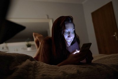 Hängengeblieben an Laptop oder Smartphone: Wenn aus einem Zeitvertreib ein Zwang wird.