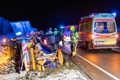 Das Fahrzeug war laut Polizei von der glatten Straße abgekommen.