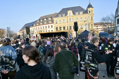 Demo zum Frauentag – Konzert auf dem Hauptmarkt in Zwickau mit der Gruppe Blond.