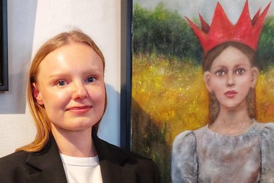 Maria Dragus vor einem Ölgemälde ihrer Mutter Jana Dragus. Eine gewisse Ähnlichkeit fällt auf.