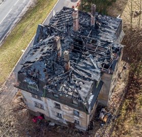 Acht Stunden lang sind gut 100 Feuerwehrleute der Region im Einsatz gewesen, um das Feuer in einem leerstehenden Haus zu löschen, das den Dachstuhl komplett zerstörte. 