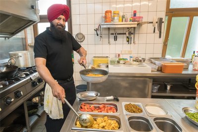Gurdeep Singh steht am liebsten in der Küche. Gemeinsam mit seiner indischen Familie betreibt er das Restaurant „Apne“.