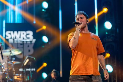 Sänger Cian Ducrot beim „SWR3 NEW POP Festival 2023“ im Kurhaus Baden-Baden. Der Sender SWR 3 produziert für die ARD-Popwellen täglich ein elfstündiges Einheitsprogramm.