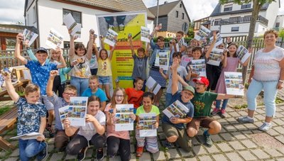 Die Klasse 4 der Crottendorfer Grundschule mit Kunstlehrerin Annette Josiger (Mitte) und Klassenlehrerin Tamaris Pickert (rechts) nach der Preisübergabe. Das Preisgeld beträgt 750 Euro. 