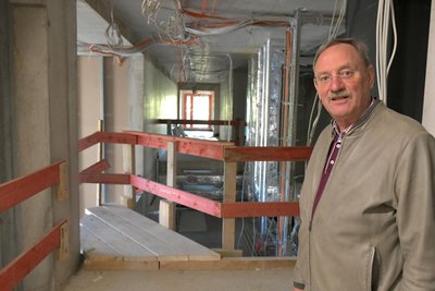 Bürgermeister Udo Eckert auf Baustellenrundgang im neuen Kita-Zwischenbau in Weißenborn.