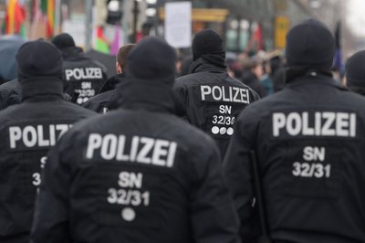 Sachsens Minderheitsregierung will die Befugnisse der Polizei neu regeln. Um das Gesetz im Landtag durchzubringen, haben sich CDU und SPD nun mit dem BSW verständigt. (Symbolbild)