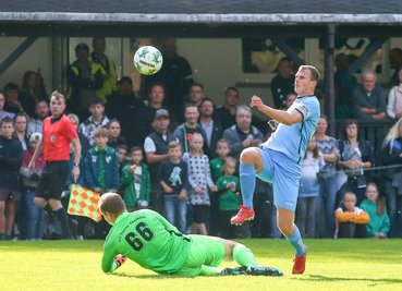 Das frühe 1:0 für die Himmelblauen: Lukas Stagge traf in der 18. Minute zum 1:0 gegen Thalheims Keeper Stefan Berger. 