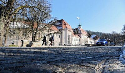 Vermittelt historisches Flair, ist jedoch sehr laut: Das Pflaster im Bereich Kurhaus/Albertbad. 