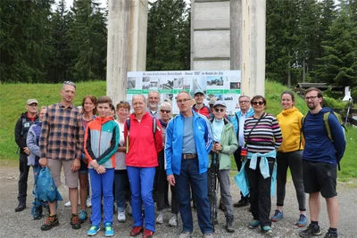 Eine Wandergruppe vorigen Samstag an der Schanze. Auch da wurde für das Tourismusprojekt geworben.