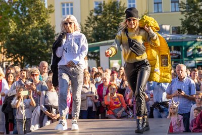 Eröffnet wird die Einkaufsnacht in Auerbach mit der Modenschau auf dem Neumarkt.