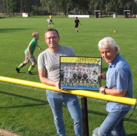 Heiko Blochwitz (l.) und Mike Leye zeigen ein Foto der Traditionsmannschaft des FC Carl Zeiss Jena, der Wolfgang Blochwitz lange Zeit angehörte. 