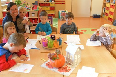 Die Kinder der Kita Weißenborn werden derzeit interimsweise im Bürgerhaus Berthelsdorf betreut. Im Bild: Die Kinder mit Erzieherin Claudia Bretschneider beim Malen.