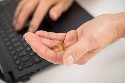 Erst checken, dann kaufen: Wer online Kapseln und Co. bestellt, sollte EU-Sicherheitslogo und Register-Eintrag prüfen.