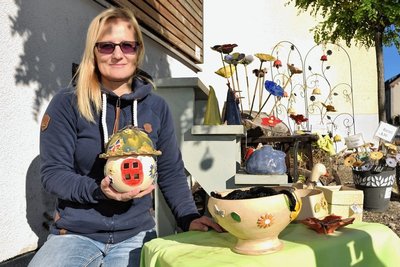 Sandra Seidel bietet ihre selbst hergestellte Keramikkunst an der Bahnhofstraße 15 in Schöneck zum Verkauf an. 