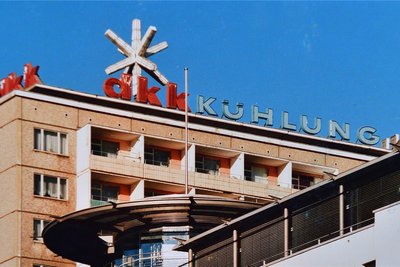 Auf dem Wohnhochhaus an der Bahnhofstraße leuchtete Werbung für den Kühlschrankhersteller DKK Scharfenstein.