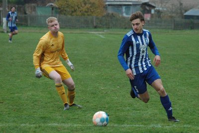 Moritz Eismann (r.) auf dem Weg zum 2:0: Hier verschätzt sich (der angeschlagene) SSV-Torwart Hannes Ludwig beim Herauslaufen, sodass der Mittweidaer mit seinem Tempo leichtes Spiel hat.