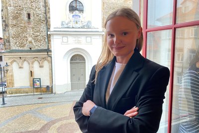 Maria Dragus verband ihren Besuch in Freiberg mit einem Abstecher ins „Momo“. Dort hängen ebenfalls Arbeiten ihrer Mutter. Ein Stück Schokokuchen habe sie sich dabei nicht entgehen lassen.