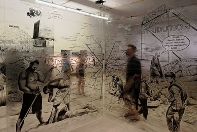 Wie Informationen zu Kapital und zu Desinformationen werden, zeigt die Installation "Autopropaganda - or Capital is a bad Mediator" des Grazer Künstlerduos Studio Asynchrone.