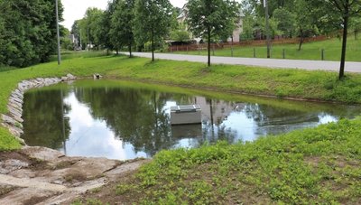 Der neue Teich entstand auf dem Grundstück, auf dem sich einst das Gemeindeamt Kirchbach befand. 