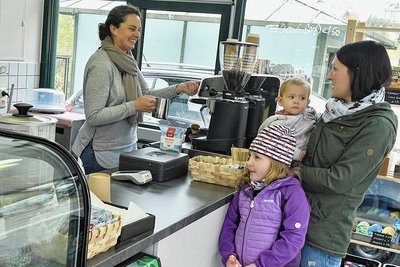 Der Imbiss am ehemaligen Klingenthaler Bahnhof hat wieder geöffnet.Auch Sabine Kenstel (rechts) gehört zu den Gästen von Gabriela Baranska.