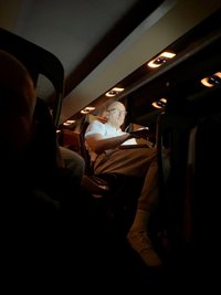 Nachts auf der Autobahn: Niners-Trainer Rodrigo Pastore im Bus bei der Fehleranalyse nach dem Spiel in Braunschweig.