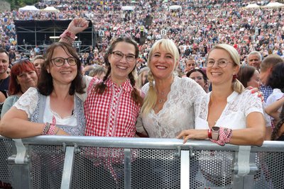 Andreas Gabalier verbindet: Ulrike Georgi aus Schwarzenberg, Jana Menzel aus Oberwiesenthal sowie Aline Kühn und Katja Glotz aus Meerane (von links).