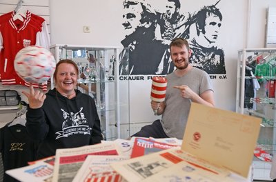 Kathrin Maneke und Chris Scheundel beim Aufbau der Ausstellung im FSV-Fanshop. Der Vereinsvorsitzende zeigt eine zu DDR-Zeiten gefertigte Rassel von Zwickau-Fan Kurt Mehlhorn. 