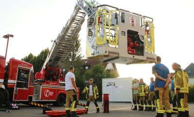 Die Drehleiter steht zum Tag der offenen Tür im Mittelpunkt. Während eines Dienstes vergangene Woche haben sich die Kameraden noch einmal mit der anspruchsvollen Technik beschäftigt.
