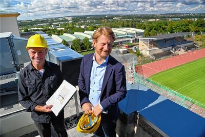 Freude auf dem neuen Dach: Bauleiter Andreas Hüppe und Baubürgermeister Michael Stötzer auf dem Marathonturm. 