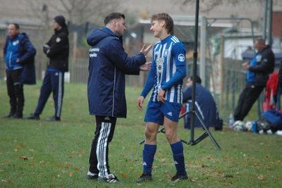 Früher Feierabend für den zweifachen Torschützen: Moritz Eismann wurde vom Mittweidaer Trainerteam um Johannes Göbler (l.) nach etwas mehr als einer Stunde ausgewechselt.