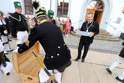Sven Krüger bringt die letzte Archivkiste zur Knappschaftslade, mit der sie zum Stadtarchiv Freiberg kommt.