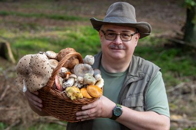 Einen ganzen Korb voller Pilze hat der Syrauer Pilzberater Steffen Schmidt gesammelt. Anfängern rät er, nur die Pilze mitzunehmen, die man kennt - oder den Experten-Rat einholen.