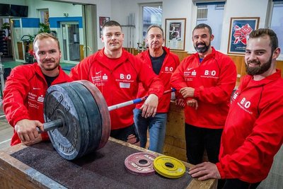 Nikita Drechsel, Kurt Perthel, die Trainer Andreas Rehwagen und Petr Hruby sowie Raphael Friedrich (v. l.) sehen der neuen Bundesligasaison erwartungsvoll entgegen. Das Team verstärken je zwei Letten und Tschechen, zwei Ausländer sind pro Kampf erlaubt. 