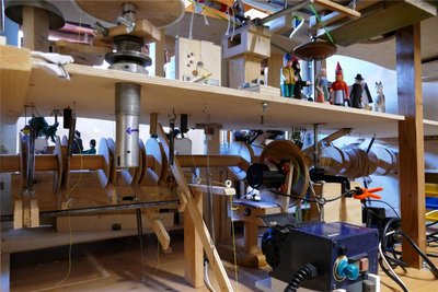Wie viele mechanische Elemente nötig sind, um die Figuren in Bewegung zu versetzten, wurde bei einem Blick ins Innere des Weihnachtsberg offenkundig.